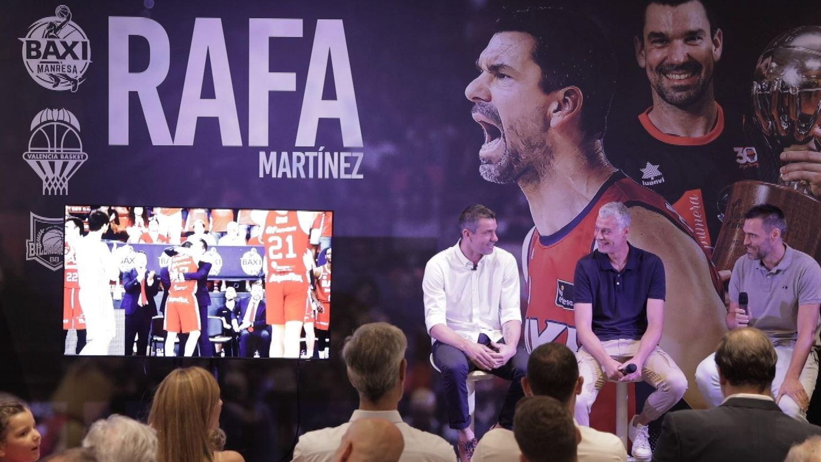 Rafa Martínez acompanyat del president de l'ACB, Antonio Martín, i de l'assistent del València Basket, Fernando San Emeterio