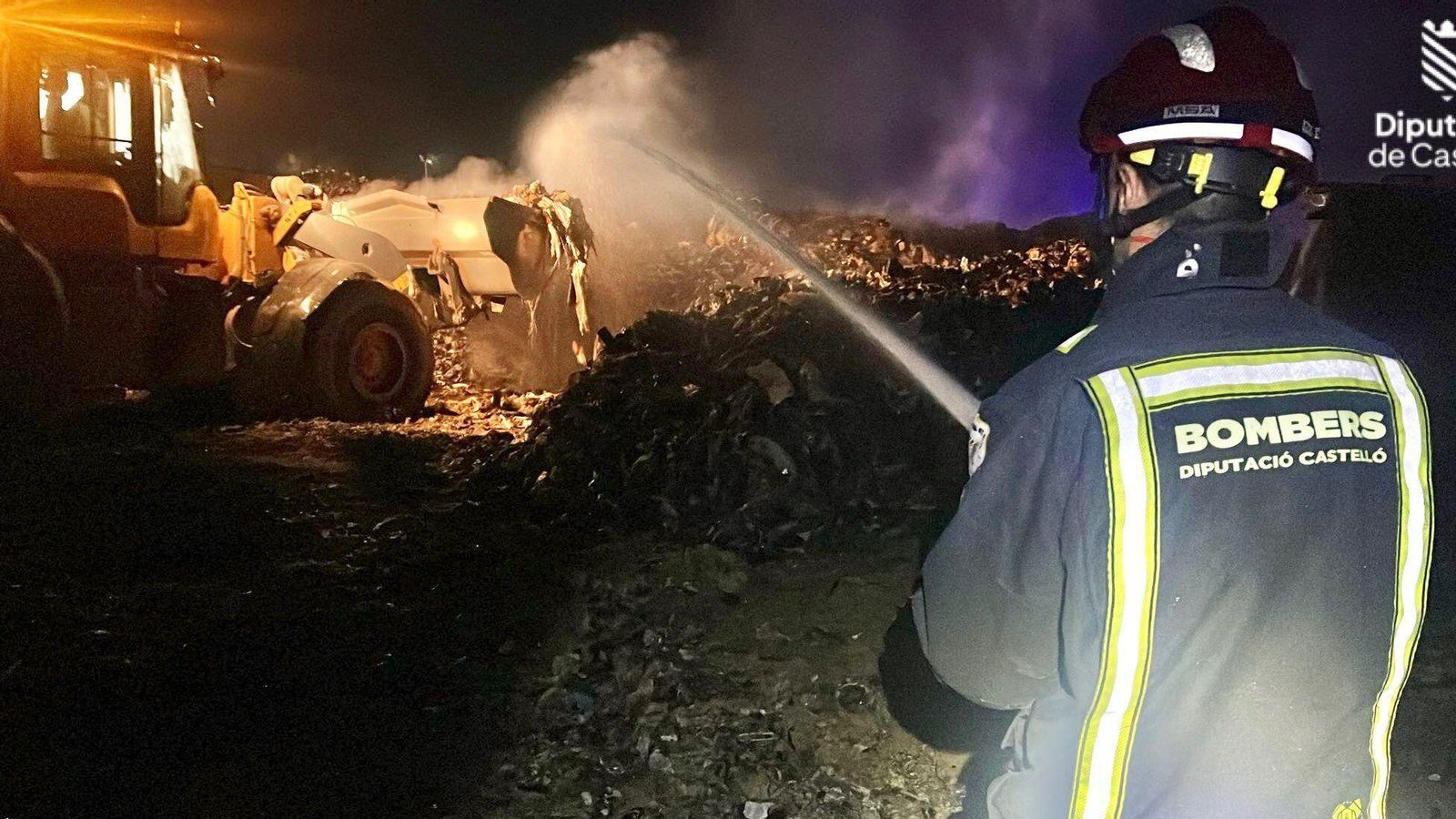 Els bombers s'han ajudat de maquinària per a poder sufocar les flames de l'abocador de Cervera del Maestre amb les primeres clarors del dia