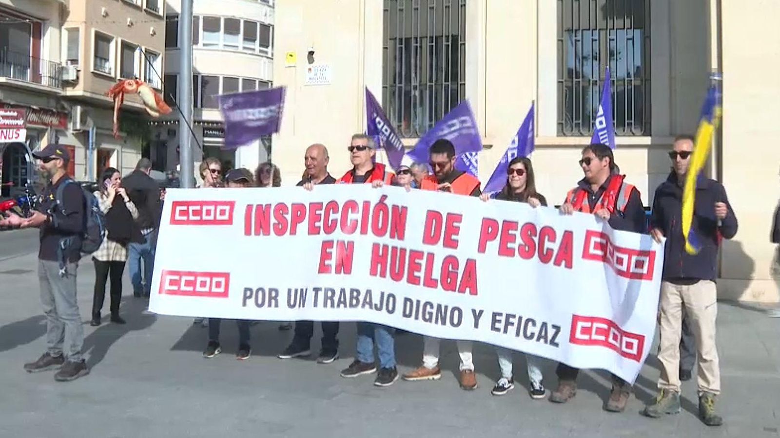Protesta dels inspectors de pesca davant de la subdelegació del govern d'Alacant