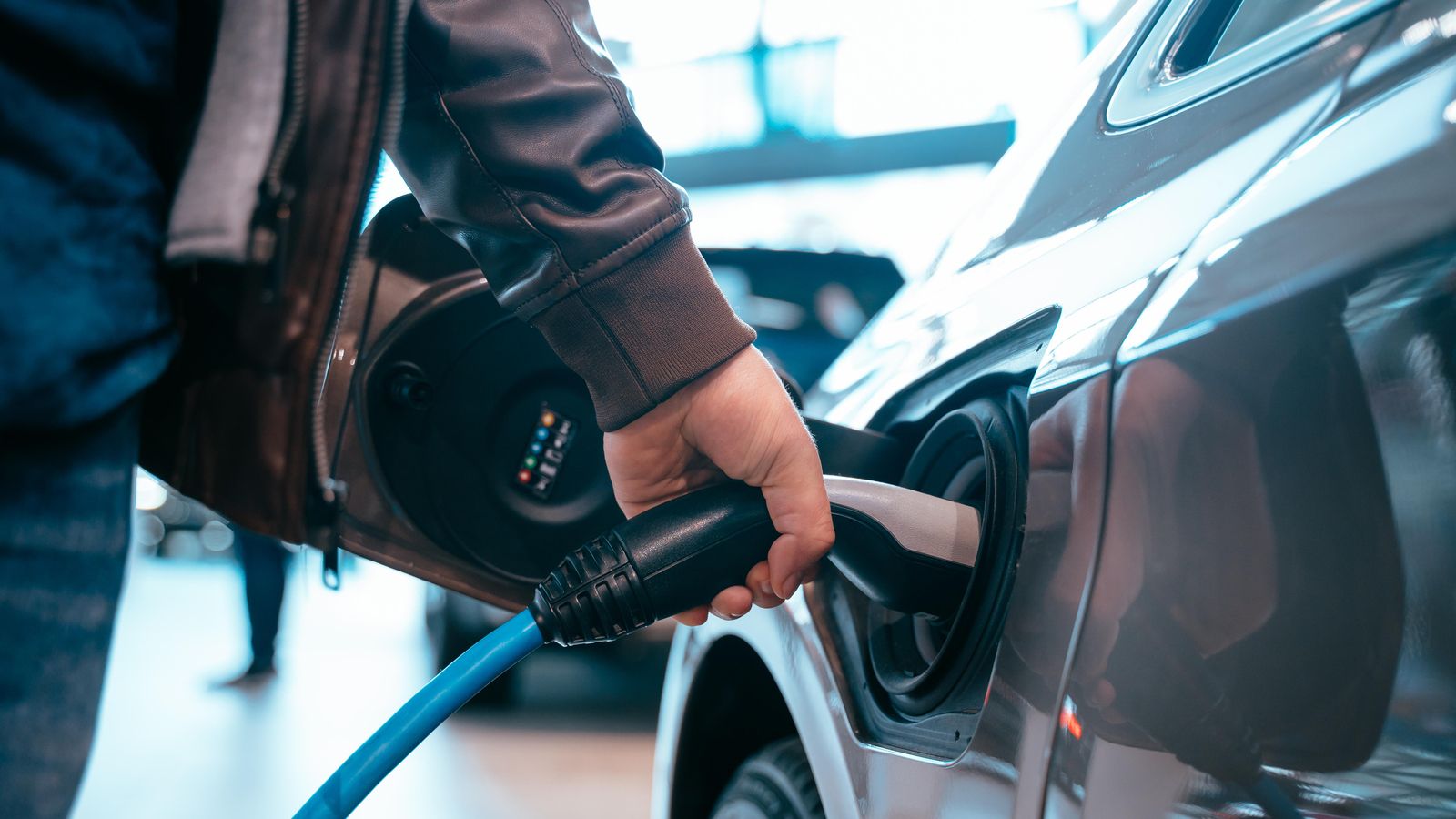 Imatge d'arxiu recarregant un vehicle elèctric