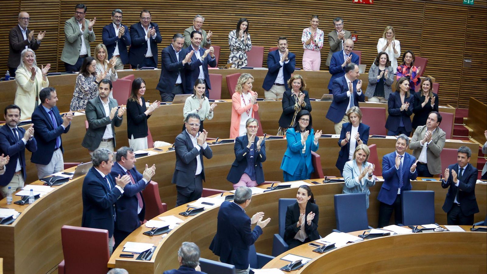 Diputats del PP i Vox aplaudeixen durant la sessió plenària celebrada aquest dijous