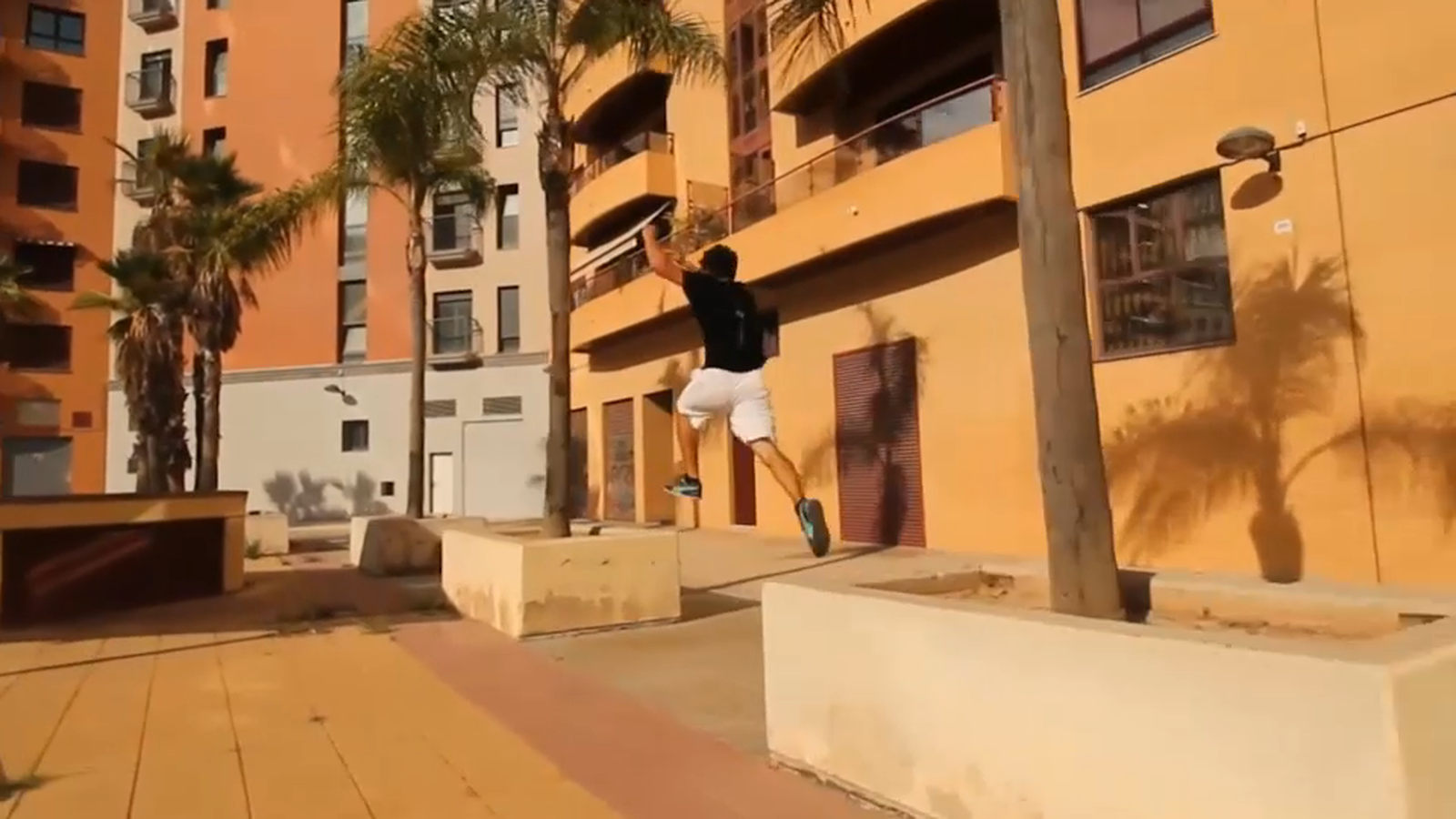 Un jove practica parkour pels carrers de València