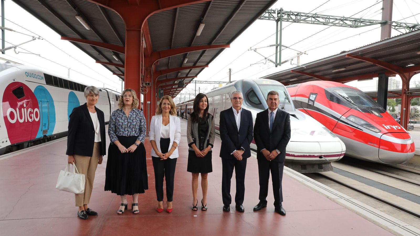 La directora general de Ouigo España, Hélène Valenzuela; la presidenta d'Adif, María Luisa Domínguez; la ministra de Transports, Mobilitat i Agenda Urbana, Raquel Sánchez i l'exsecretària d'Estat d'Infraestructures, Isabel Pardo de Vera, en una imatge d'arxiu