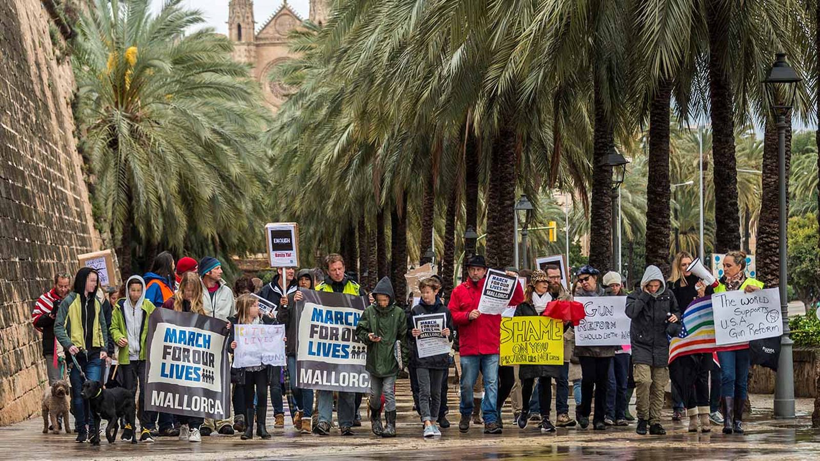 Nord-americans residents a Mallorca participen en una marxa solidària amb el moviment Marxa per les nostres vides