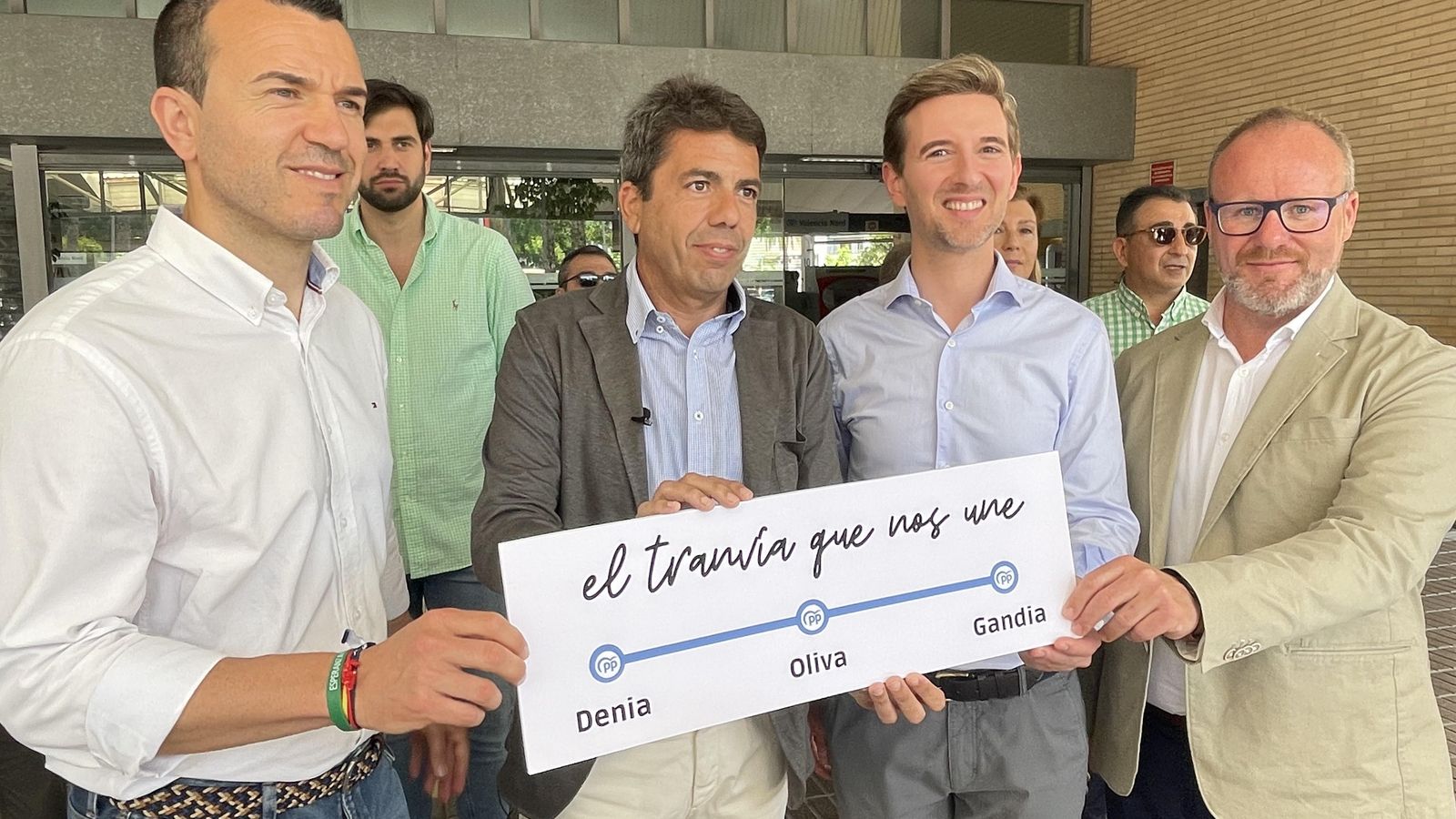 El president del PPCV, Carlos Mazón a Gandia acompanyat de president provincial dels populars de València Vicent Mompó (esquerra) i del líders dels populars de la capital de la Safor Víctor Soler El president del PPCV, Carlos Mazón a Gandia acompanyat de president provincial dels populars de València Vicent Mompó (esquerra) i del líders dels populars de la capital de la Safor Víctor Soler