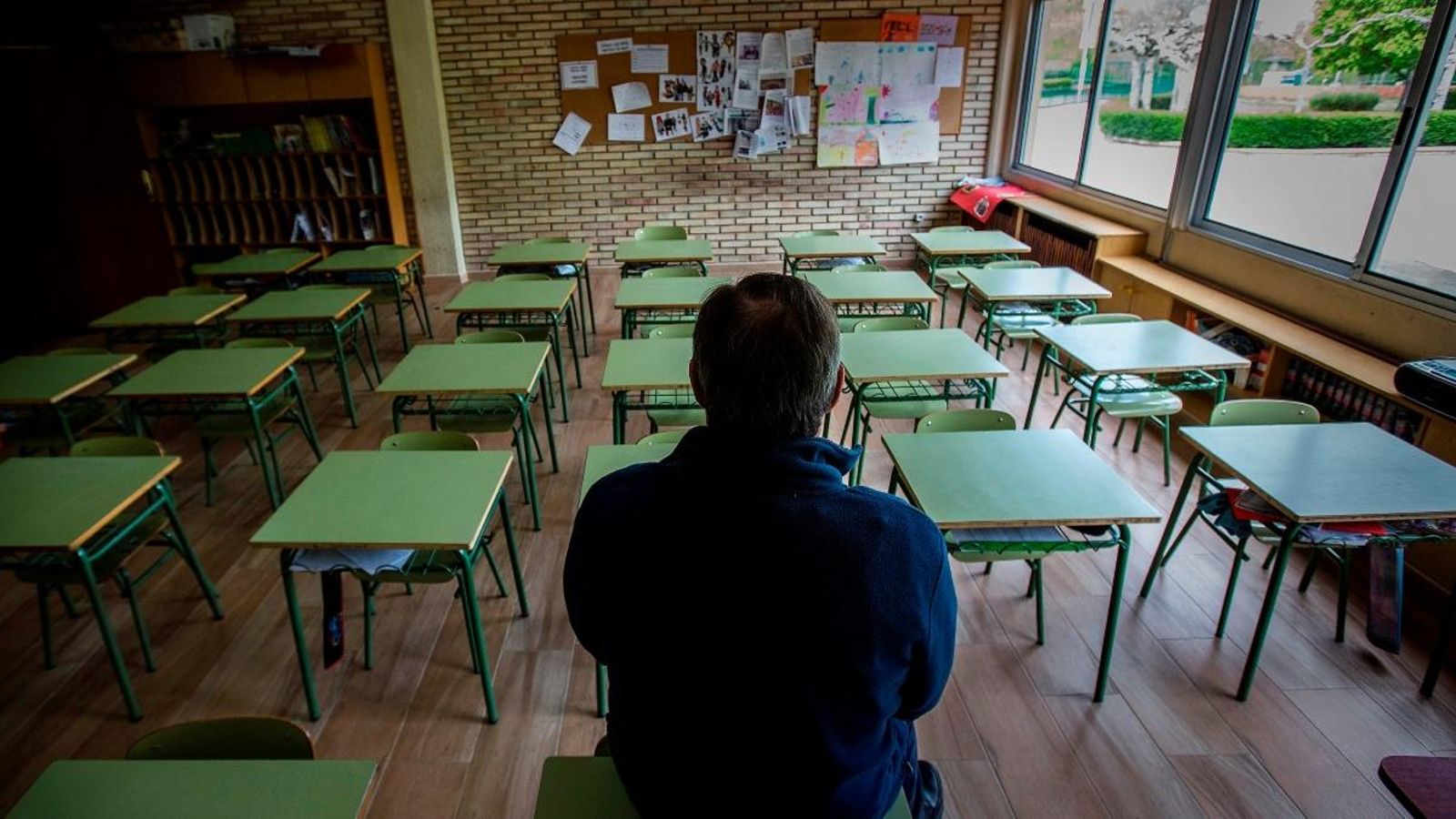 Un professor en una classe buida a Aranda de Duero, Burgos, en una imatge d’arxiu