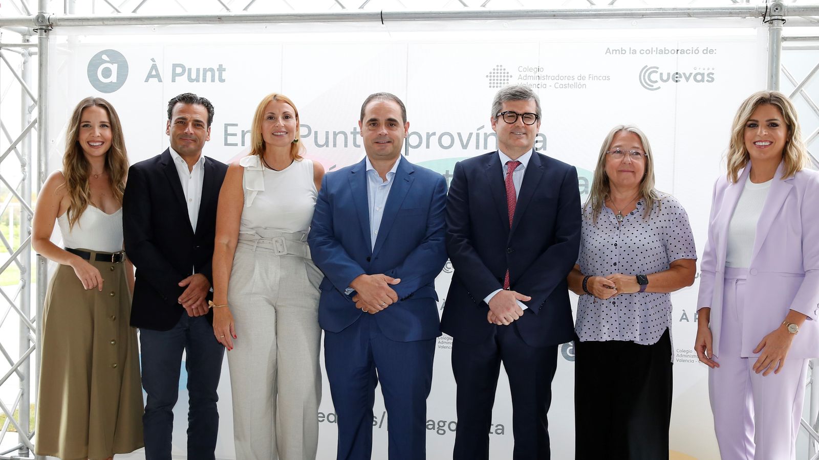 Presentació de la Campanya d’antenització a Castelló (d’esquerra a dreta):  Berta Bàidez ( Bona vesprada), Alfred Costa (director general d’À Punt), Cristina Rausell (grupo Cuevas), Vicente Cuevas  (gerent del Grup Cuevas), Ximo Rambla (Col·legi d’Administradors de Finques de València i Castelló), Mar Iglesias (presidenta de la CVMC) i Marta Ventura (NTC À Punt).