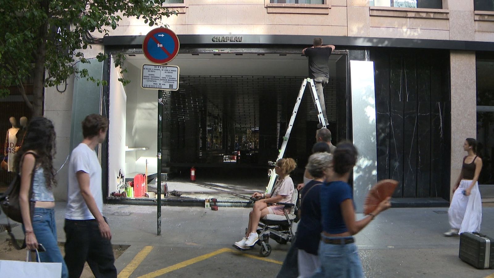 Roben en una botiga de luxe del centre de València després d'un aparatós encastament amb un BMV