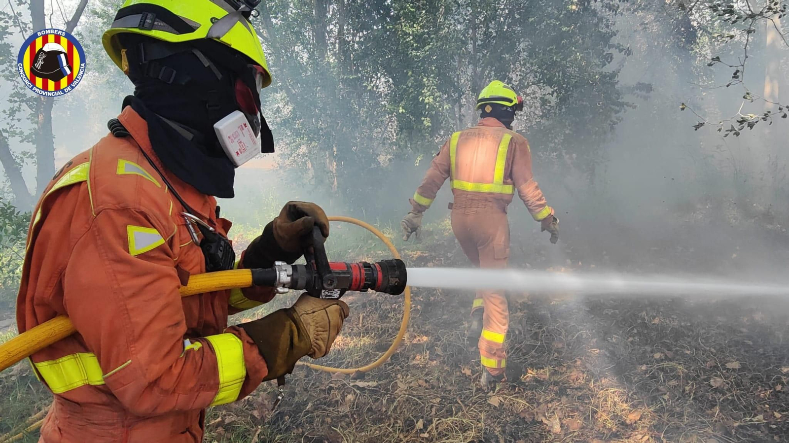 Bombers treballant en l'extinció del foc de Riba-roja
