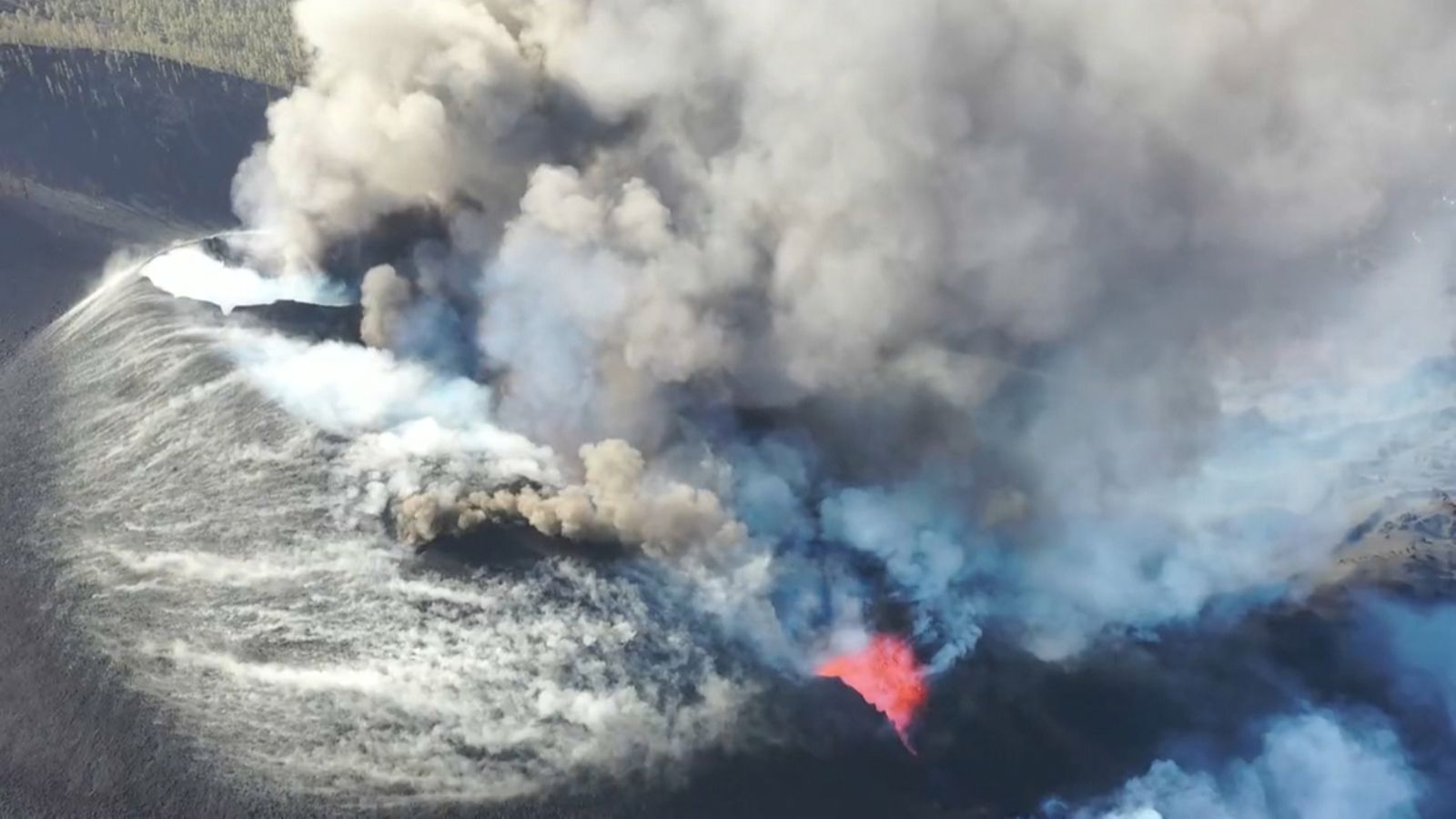 Imatges de la nova boca del volcà de La Palma
