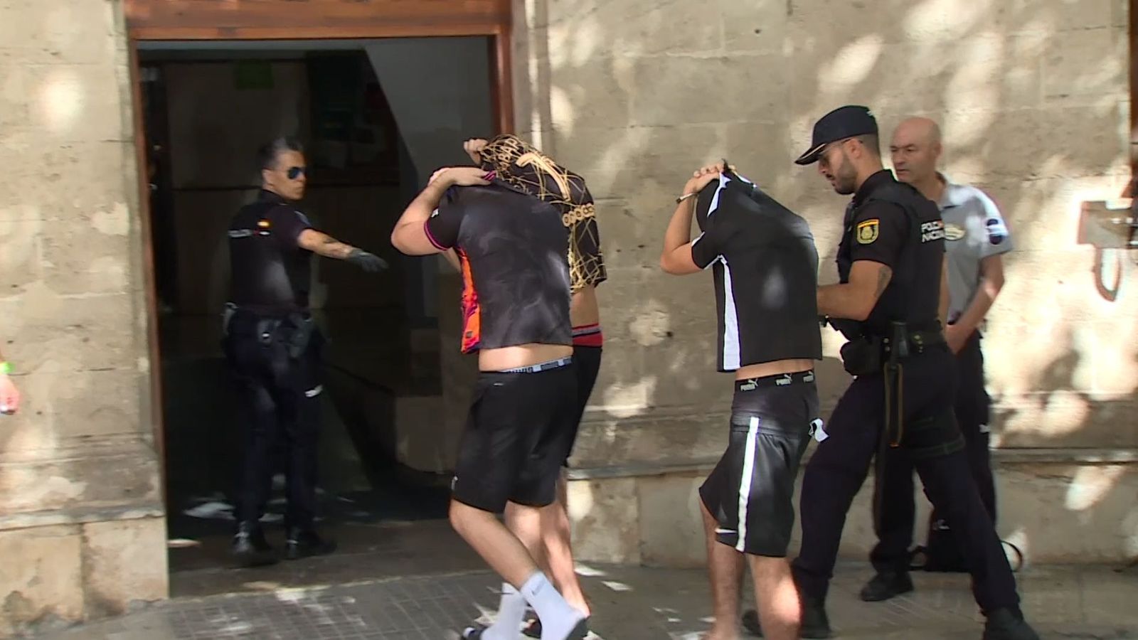 Presó provisional per a cinc dels sis turistes detinguts per la violació grupal a una jove a Mallorca
