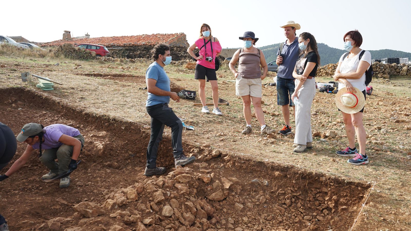 El director arqueològic Miquel Mezquida explica els avanços dels treballs durant una visita del veïnat de Vistabella del Maestrat