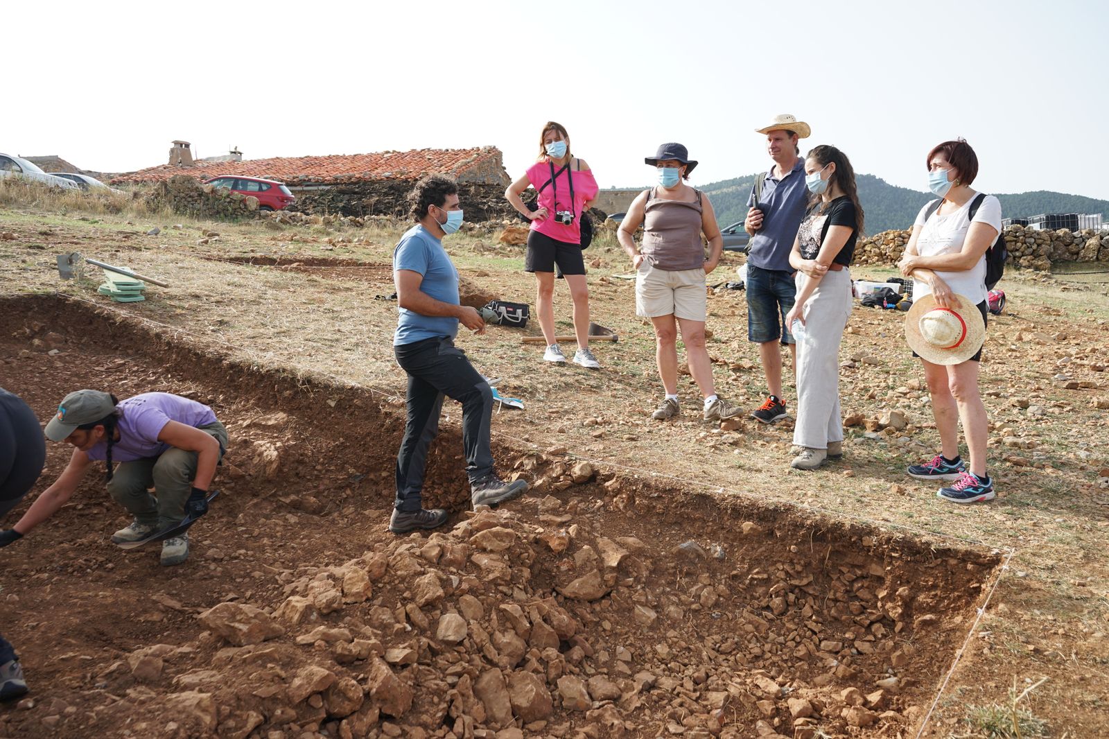 El director arqueològic Miquel Mezquida explica els avanços dels treballs durant una visita del veïnat de Vistabella del Maestrat