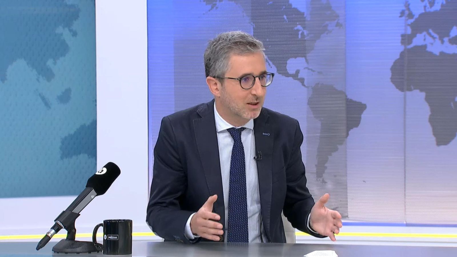 El conseller Arcadi España mentre l'entrevistaven en 'Les notícies del matí'