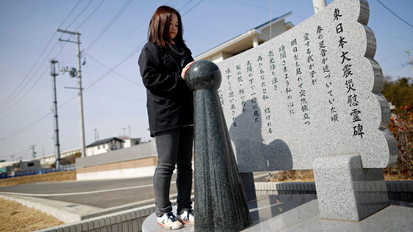 Una dona davant el memorial de les víctimes del terratrèmol de 2011, que també es va registrar en una de les regions sacsejades aquest dissabte.