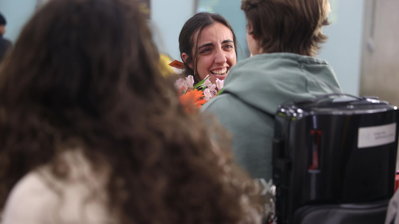 Els primers repatriats a Espanya des d'Abu Dhabi arriben a l'aeroport de Barajas