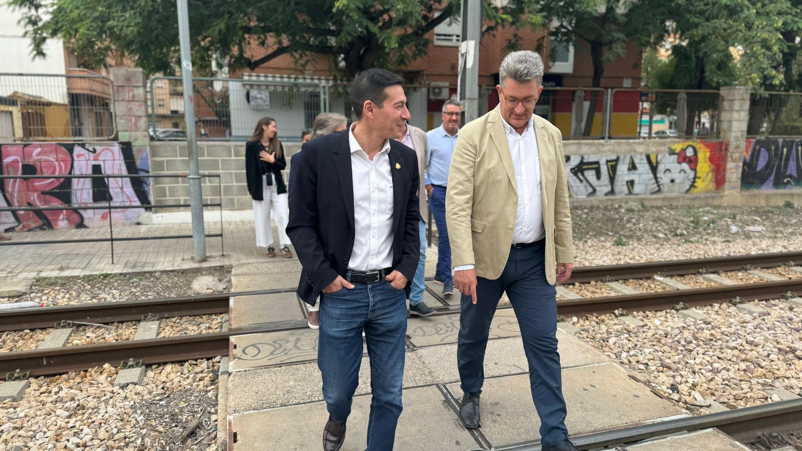 L'alcalde de Burjassot, Rafa Martínez, i el conseller Vicente Martínez Mus creuen les vies este dijous