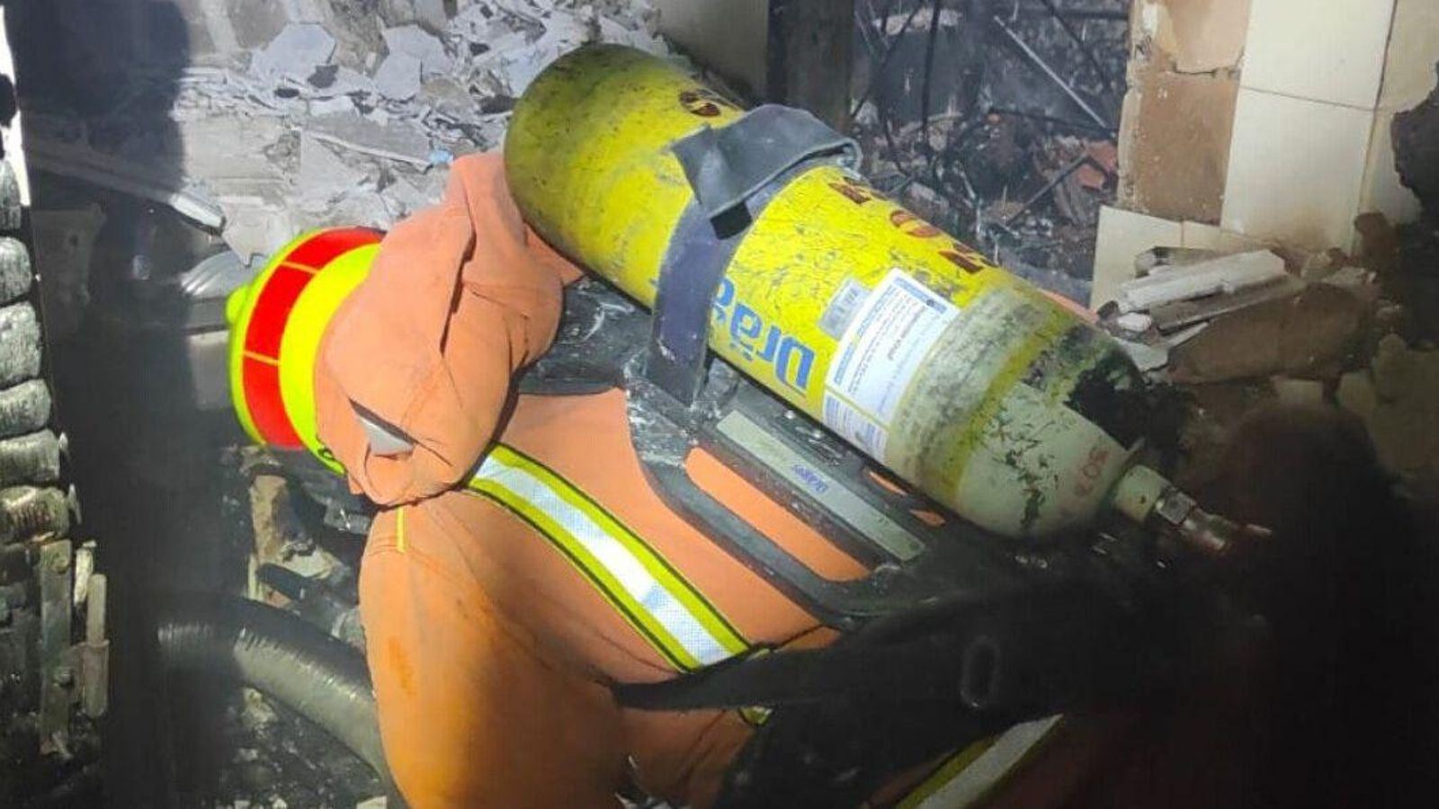 Un bomber treballant en l'extinció de l'incendi d'aquest dilluns a Alfafar