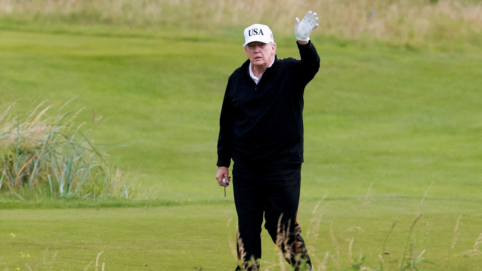 Donald Trump saluda al seu camp de golf a Turnberry, Escòcia