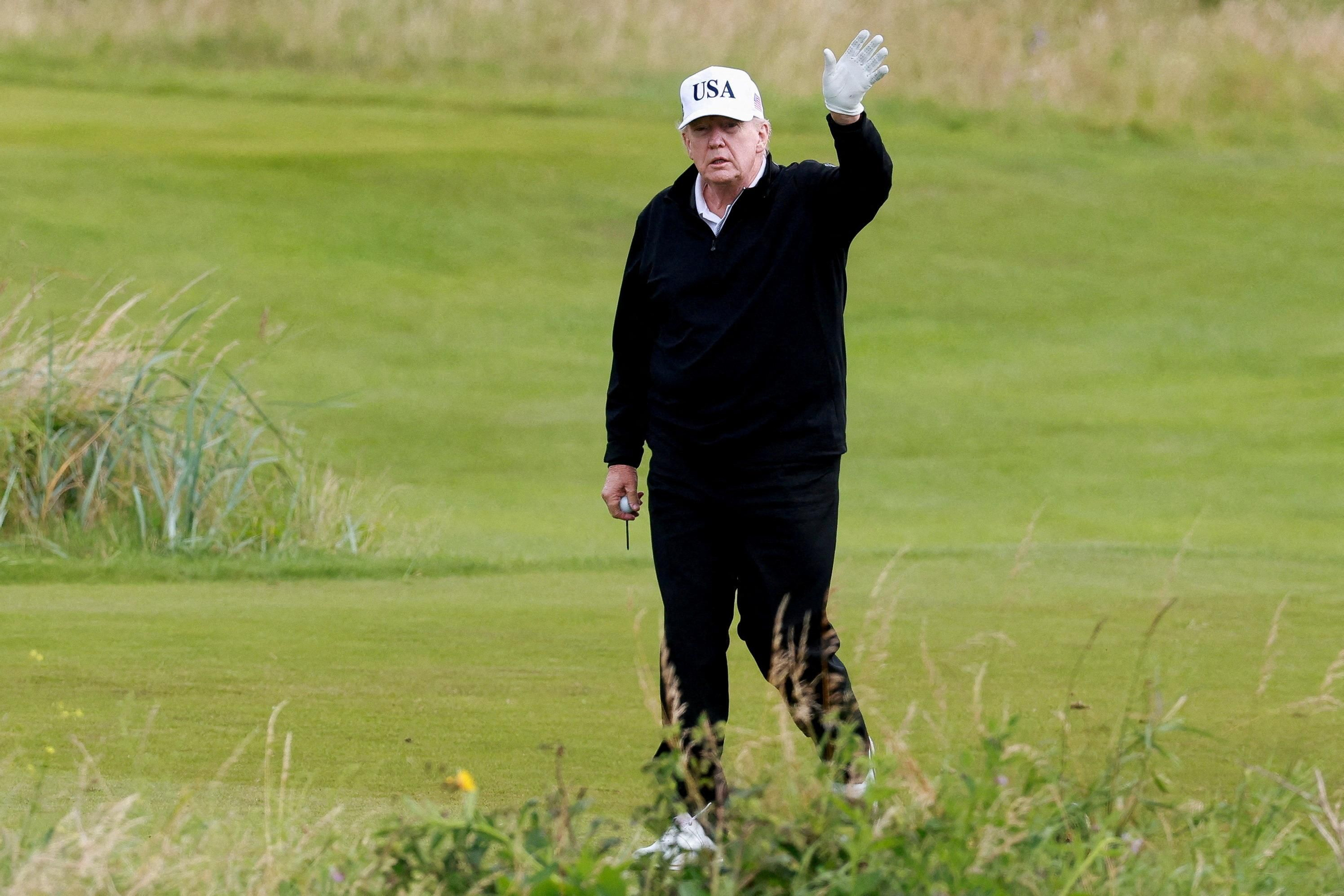 Donald Trump saluda al seu camp de golf a Turnberry, Escòcia Donald Trump saluda al seu camp de golf a Turnberry, Escòcia