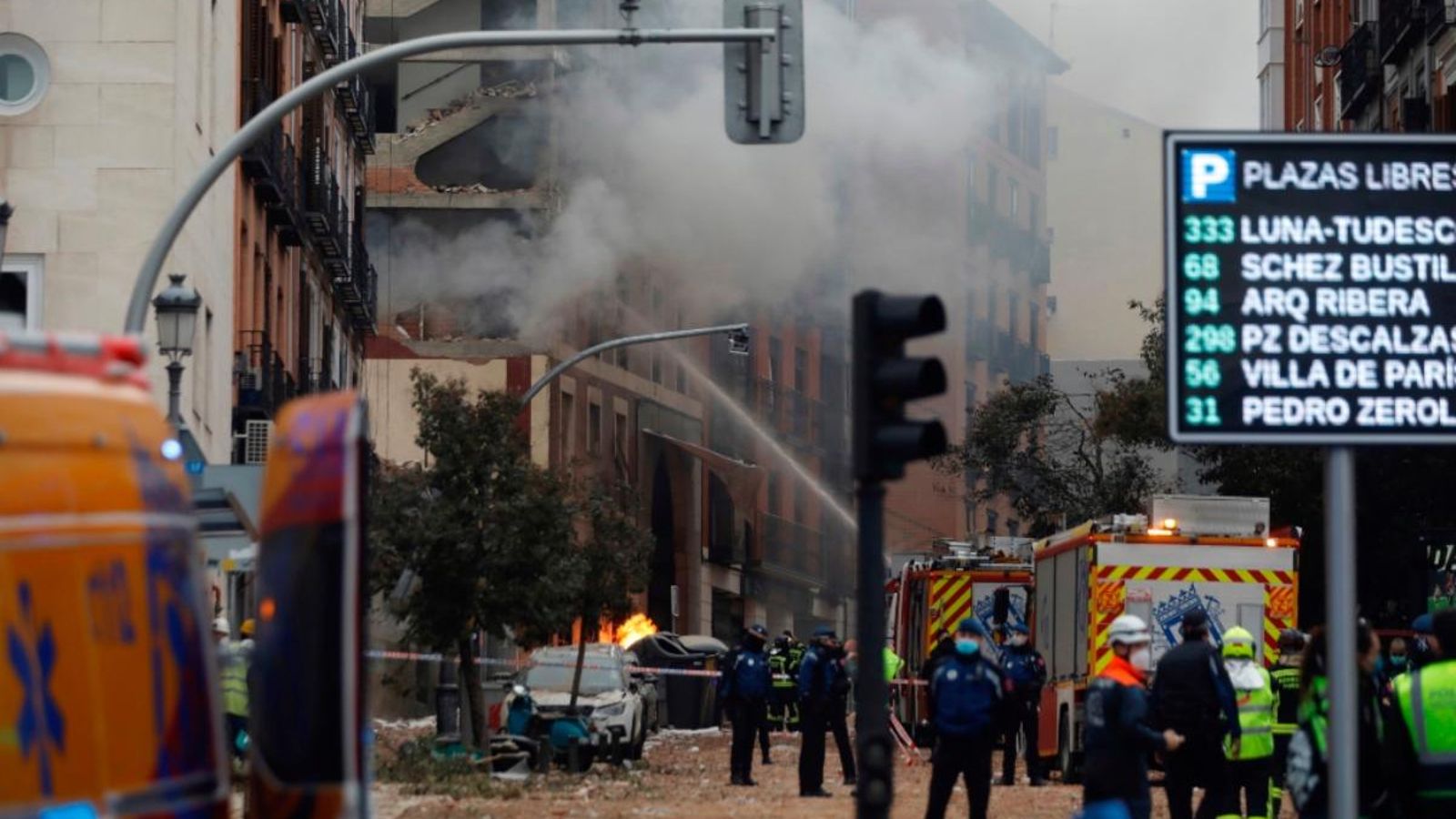 Efectius de Bombers, Policia i equips d'emergències treballen al carrer de Toledo de Madrid.