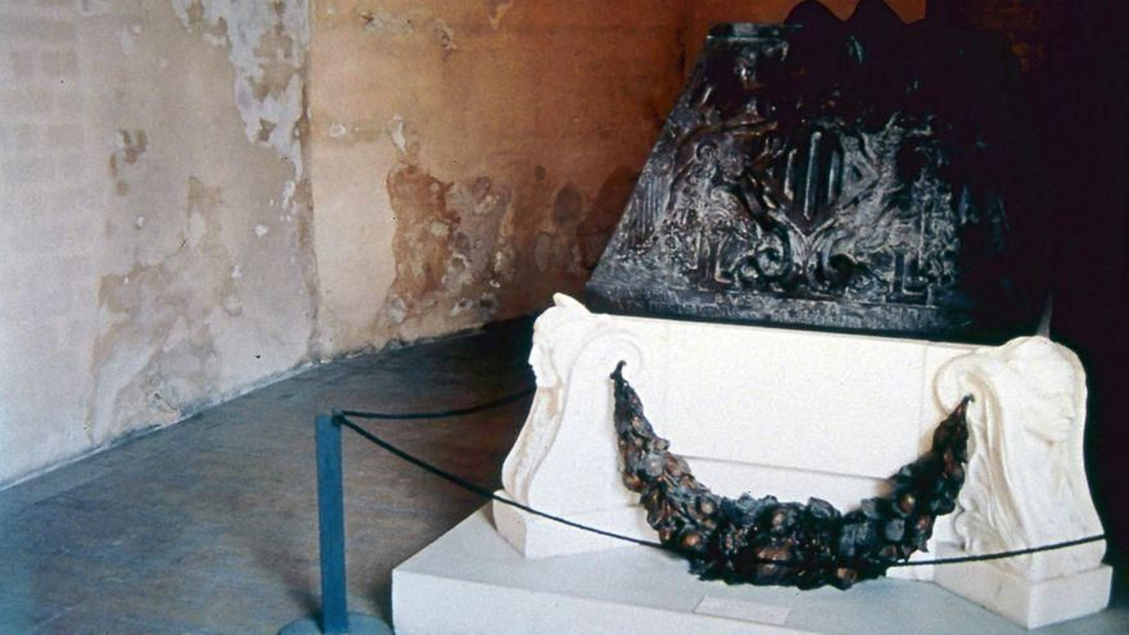 Imatge del 2005, amb el sarcòfag en una de les capelles del Centre del Carme, en què s’observa la humitat ambiental.