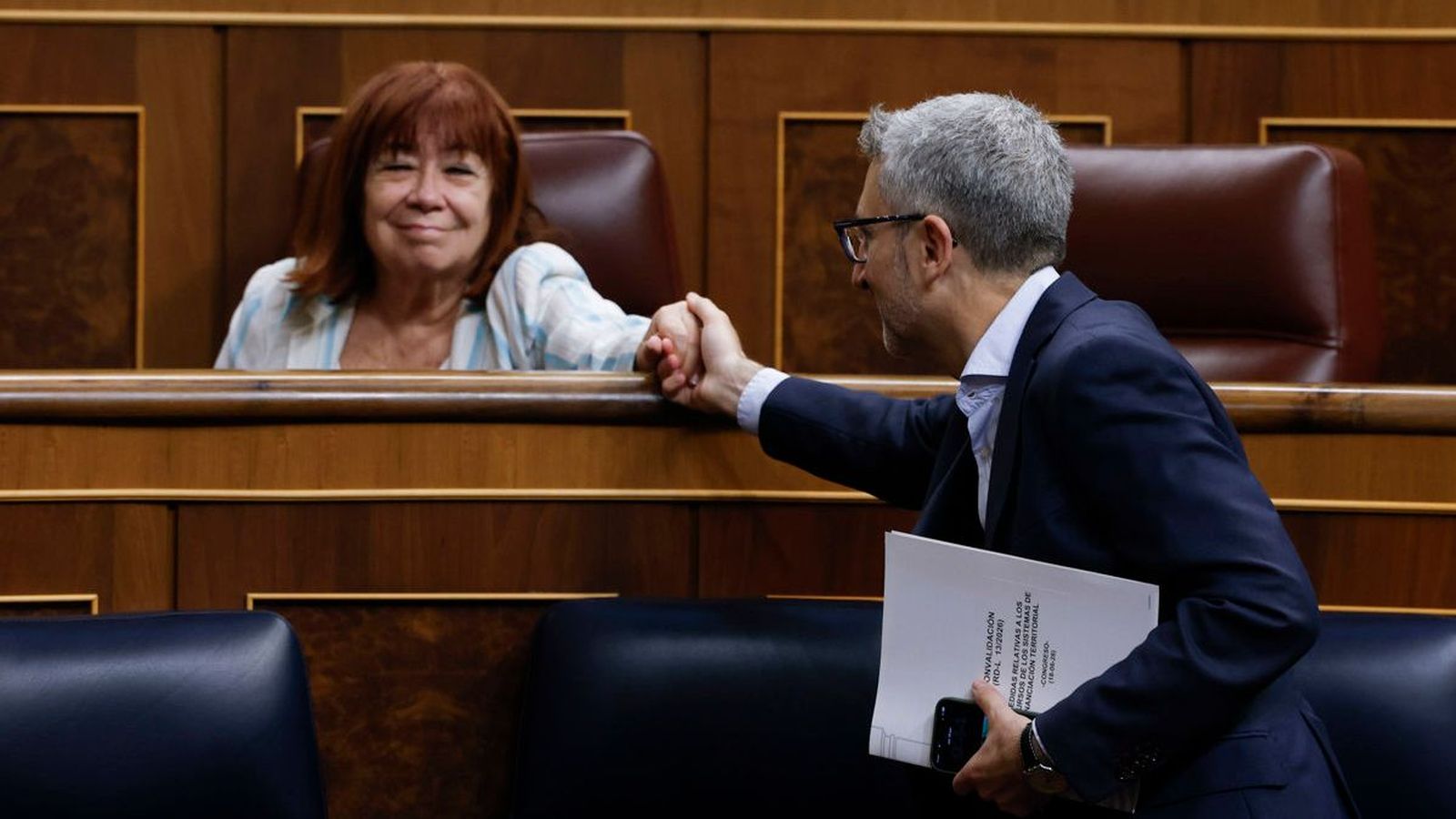 El ministre d'Hisenda, Arcadi España, saluda a la diputada del PSOE i presidenta del partit Cristina Narbona, en el Congrés