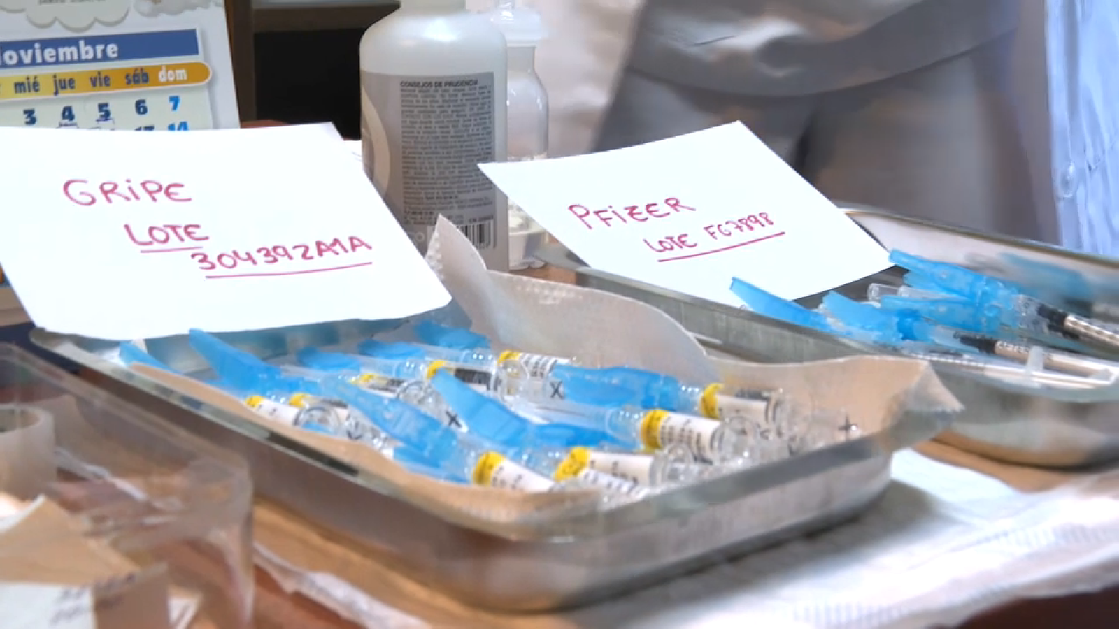 Safates preparades amb les vacunes contra la grip i la tercera dosi de Pfizer contra la Covid