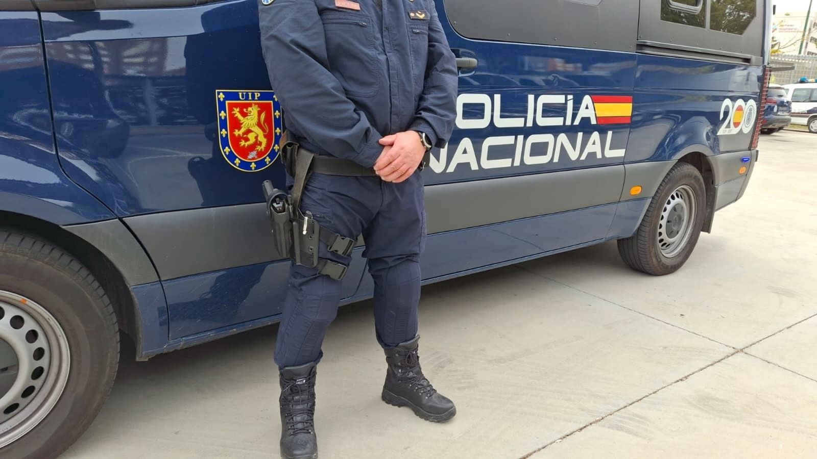 Un cotxe i un agent de la Policia Nacional en una imatge d'arxiu