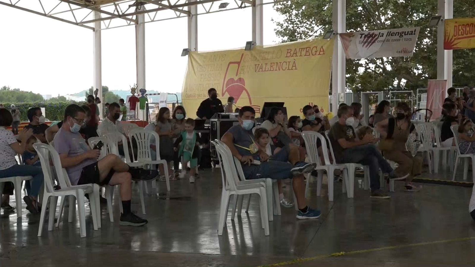 Un grup de persones participa en els tallers de la plataforma Castelló per la Llengua