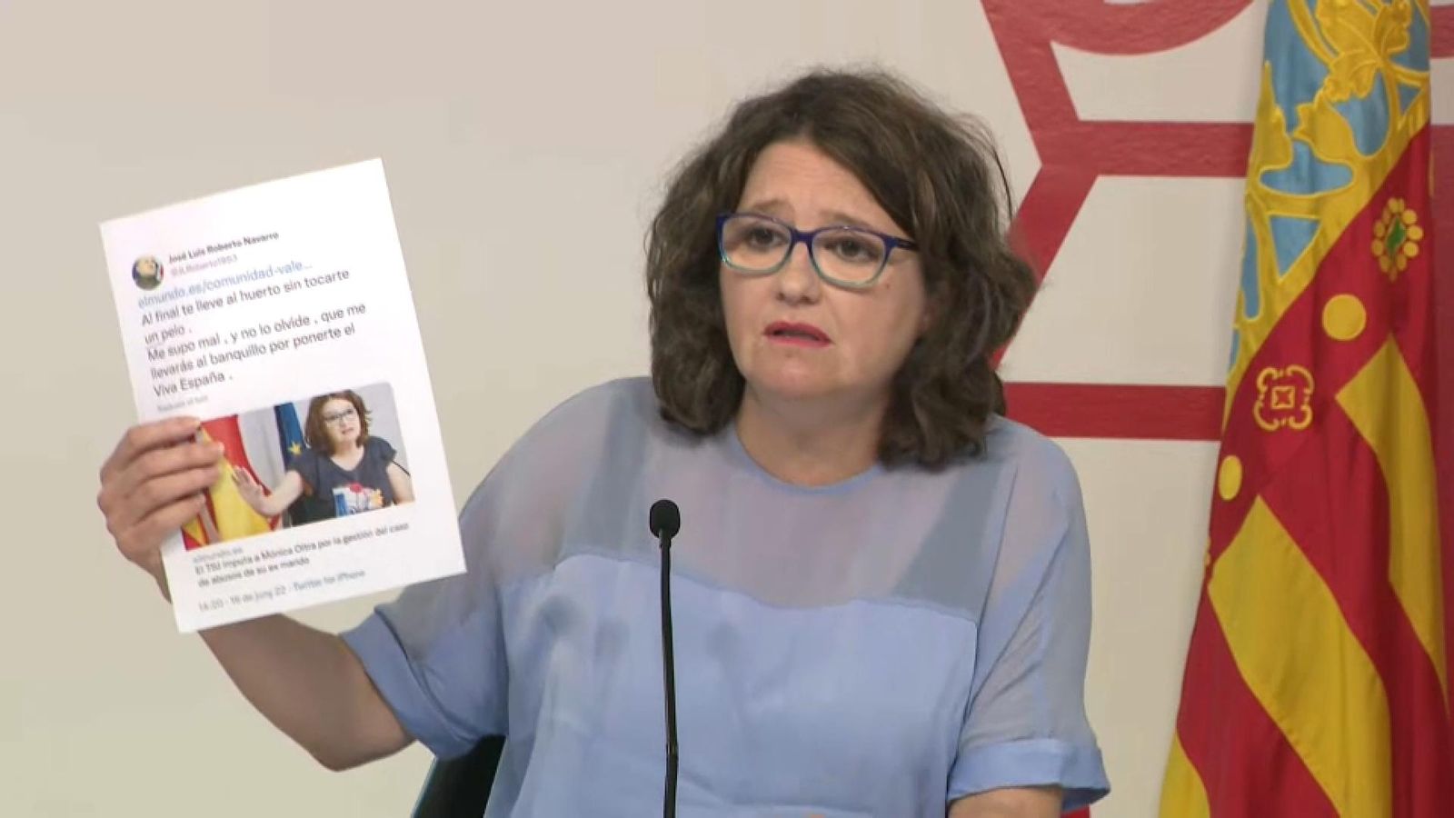 L'exvicepresidenta del Consell Mónica Oltra Mónica Oltra mostra un text publicat per l'advocat de l'acusació durant la roda de premsa del ple del Consell d'aquest divendres