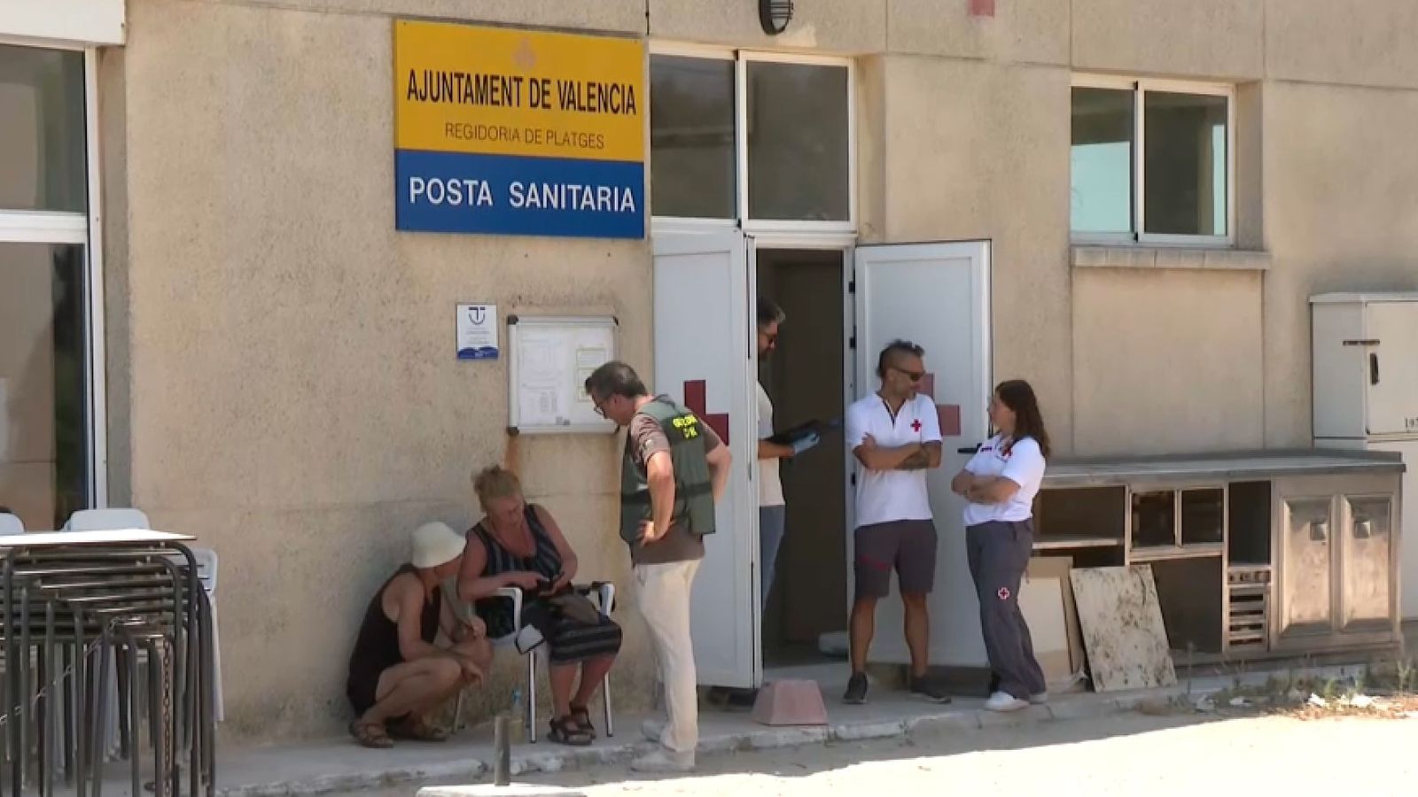 Un agent de la Guàrdia Civil parla amb testimonis a la posta sanitària de la platja de Pinedo