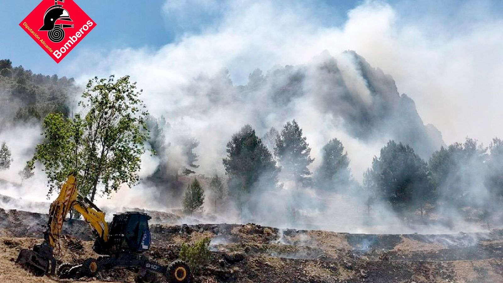 Tasques d'extinció de l'incendi declarat al terme de Benimantell, este dimecres