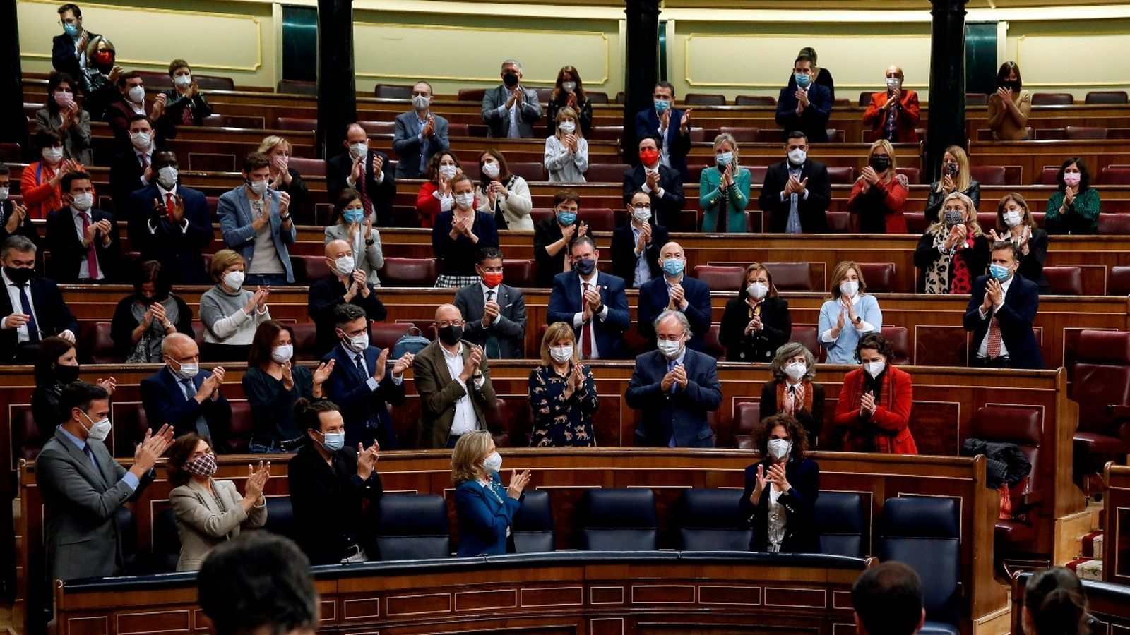 Els diputats aplaudeixen a la ministra d'Hisenda, María Jesús Montero, després d'aprovar-se els pressupostos de l'any que ve