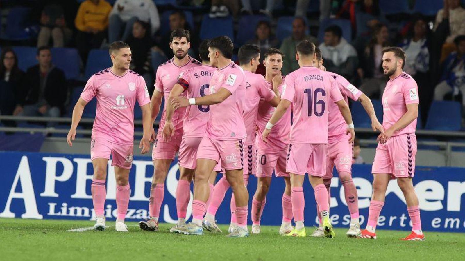 Els jugador del CD Eldense celebren el gol