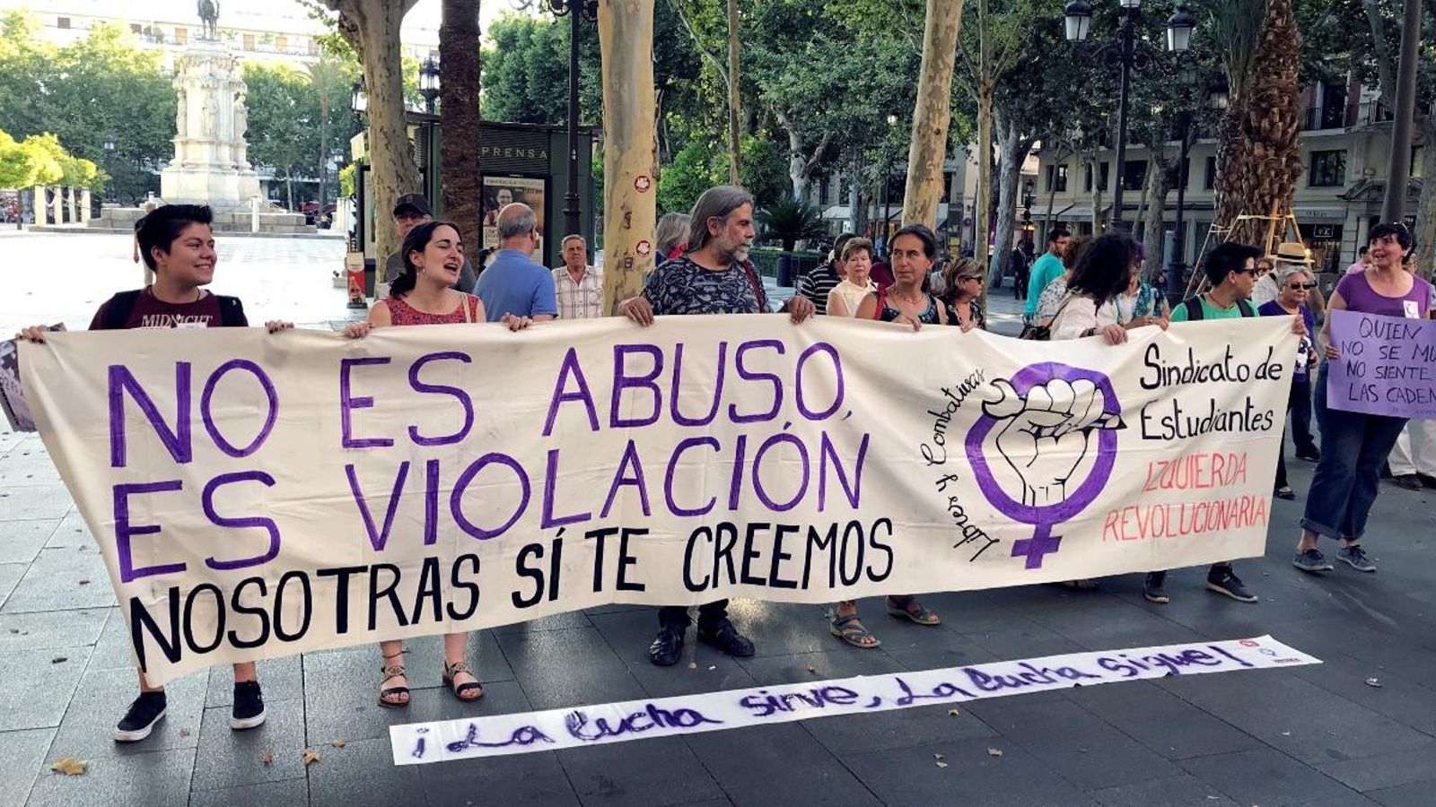 Concentració convocada per col·lectius feministes per a celebrar la decisió del Tribunal Suprem