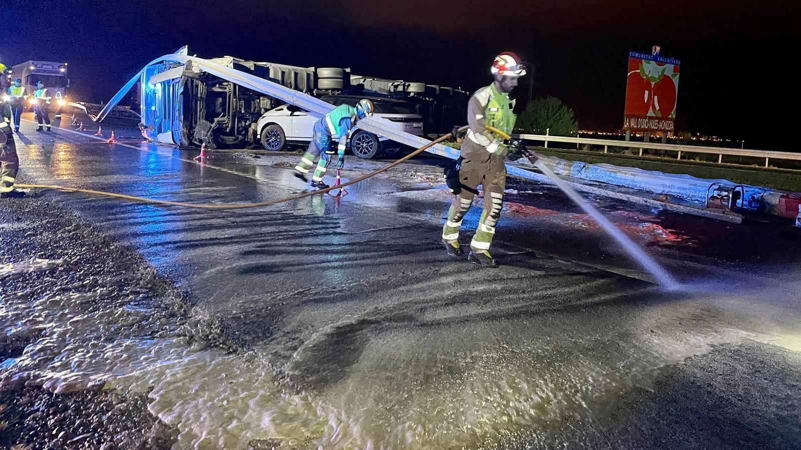 Els bombers han intervingut en els dos accidents que han passat de matinada en l'AP-7