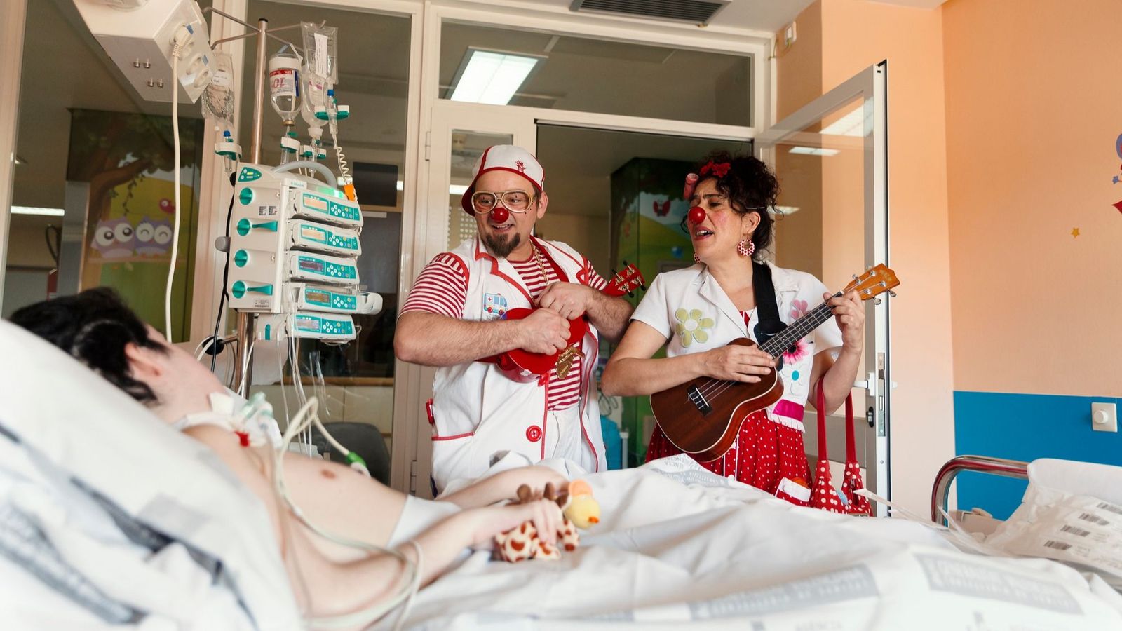 Dos dels integrants de Payasospital en una de les seues visites a un menor ingressat