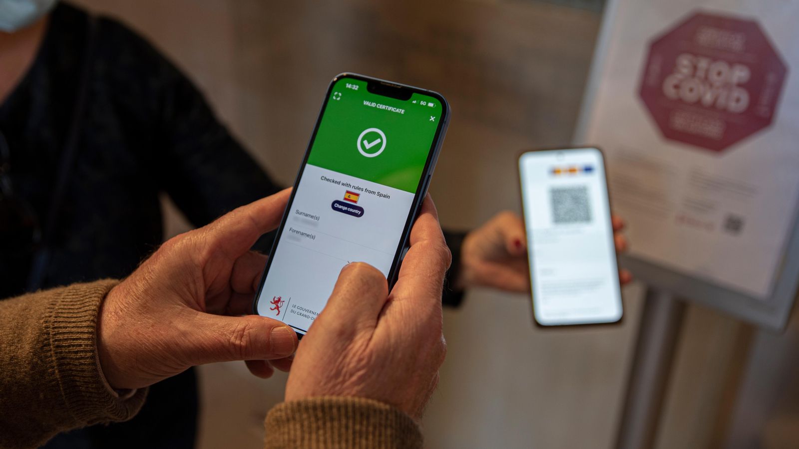 Una persona mostra el seu certificat covid en un restaurant