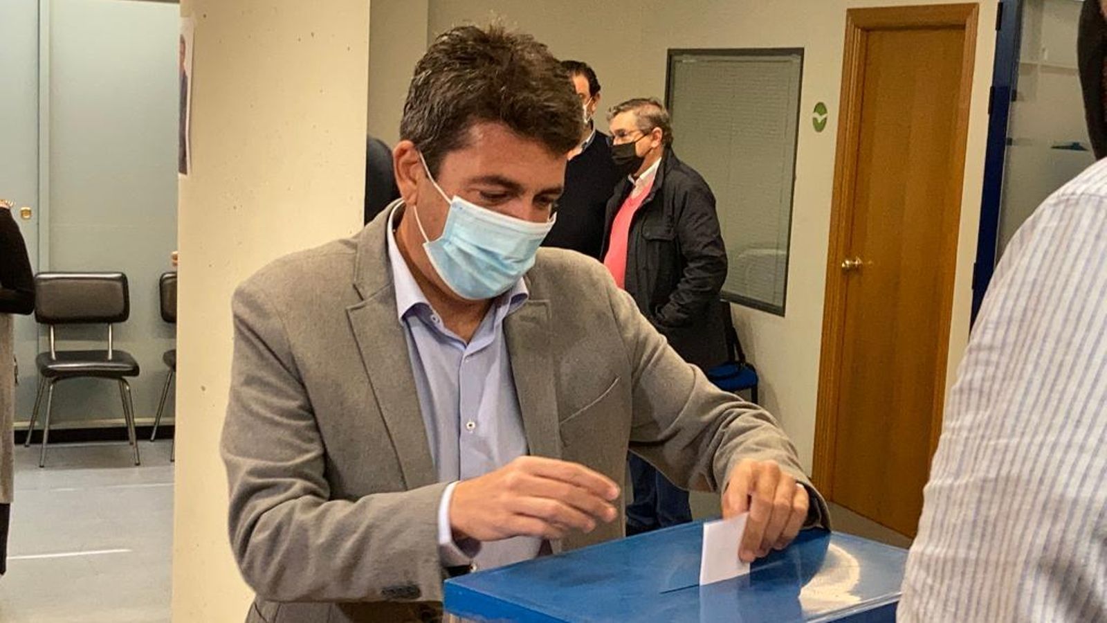 El president del PPCV, Carlos Mazón, participa en les primàries del seu partit des d'Alacant