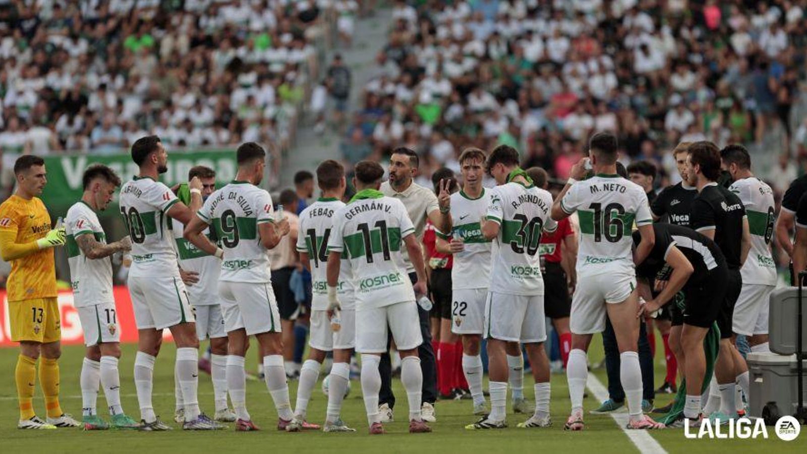 Sarabia dona indicacions als seus jugadors en un partit d'esta temporada al Martínez Valero Sarabia dona indicacions als seus jugadors en un partit d'esta temporada al Martínez Valero