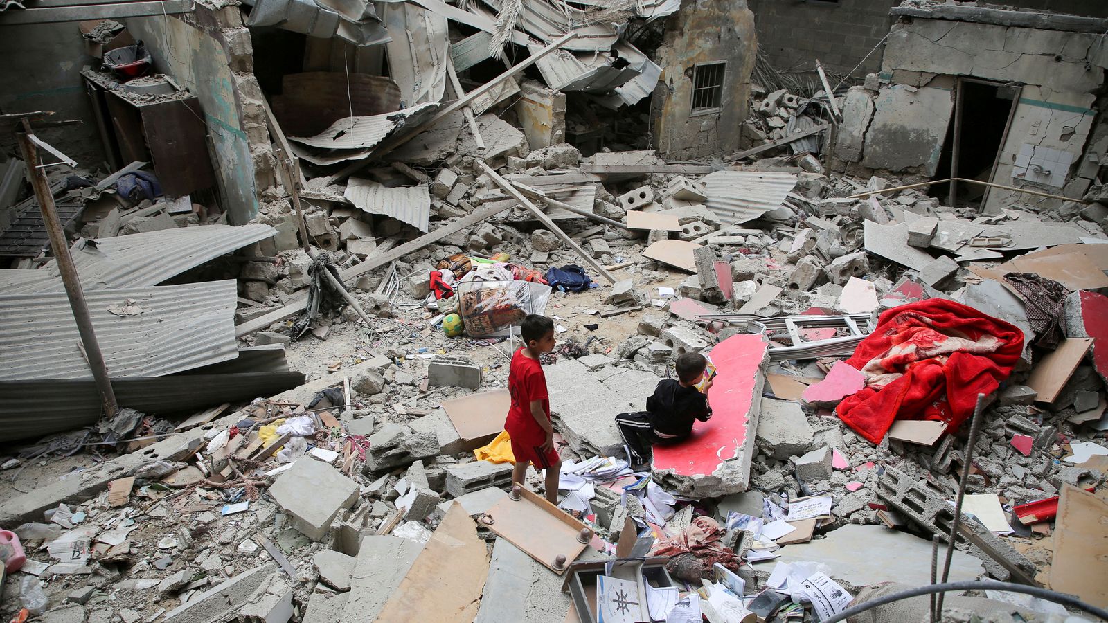 Xiquets palestins juguen entre els enderrocs ocasionats pels atacs israelians a Rafah, en el sud de la Franja de Gaza