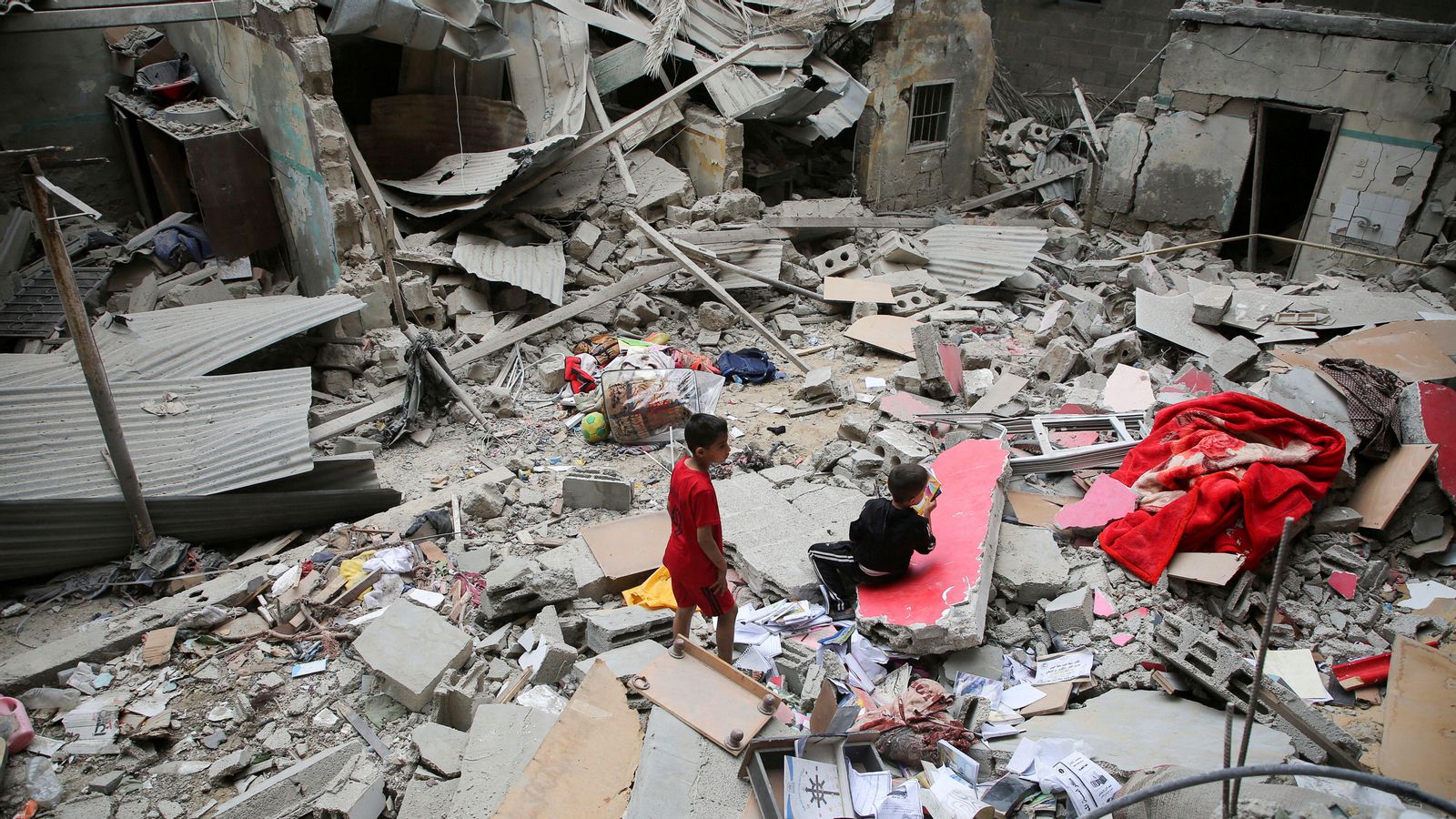 Xiquets palestins juguen entre els enderrocs ocasionats pels atacs israelians a Rafah, en el sud de la Franja de Gaza Xiquets palestins juguen entre els enderrocs ocasionats pels atacs israelians a Rafah, en el sud de la Franja de Gaza