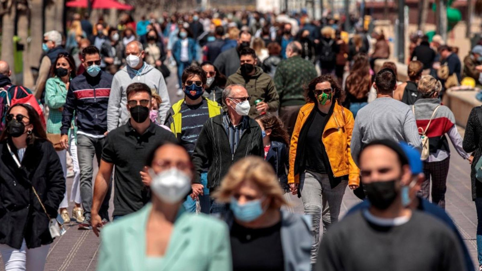 Persones a la platja de la Malvarrosa, a València, durant el passat cap de setmana