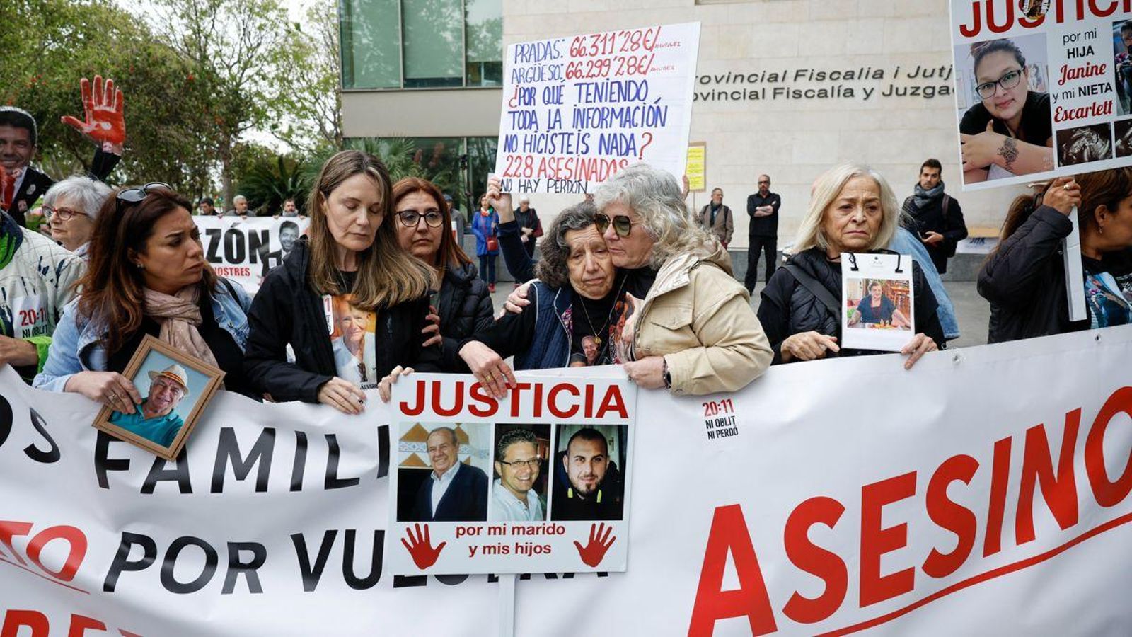 Tres associacions de víctimes han protestat a la porta de la Ciutat de la Justícia durant l'arribada de Pradas i Argüeso