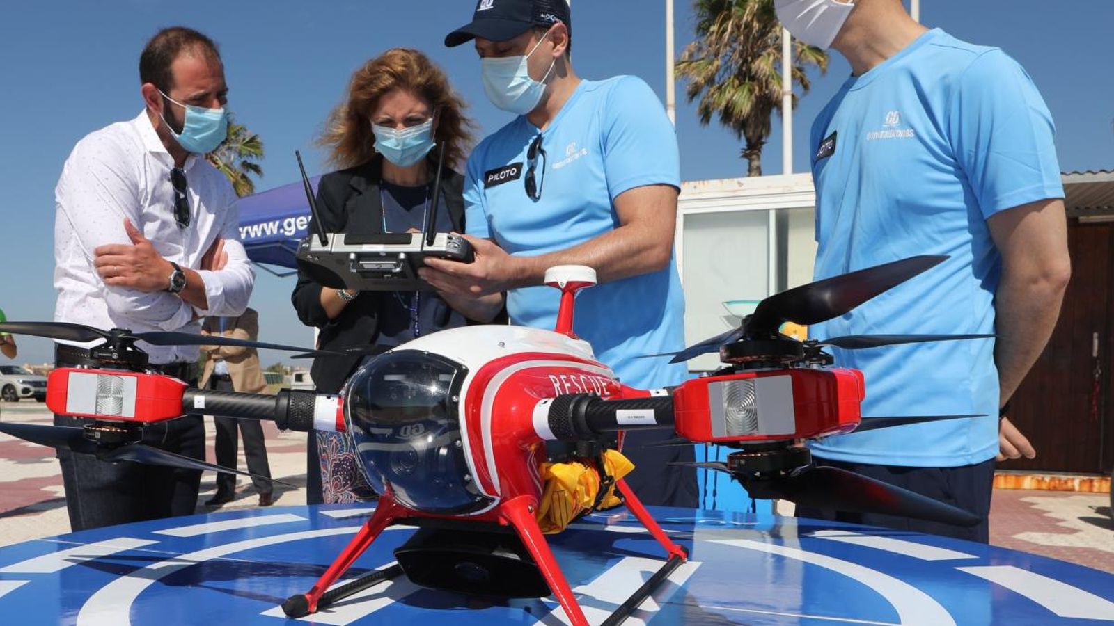 L'alcaldessa Marco i el regidor Braina observen el funcionament del dron.