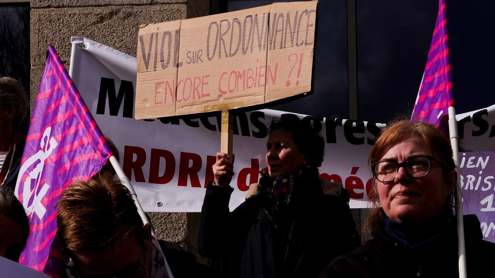 Algunes de les manifestants que s'han concentrat a les portes del tribunal on se celebra el juí