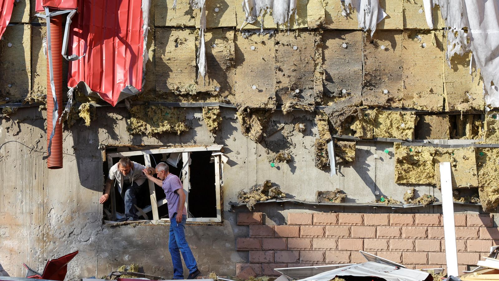 Un home ix d'un edifici residencial danyat a Donetsk, Ucraïna