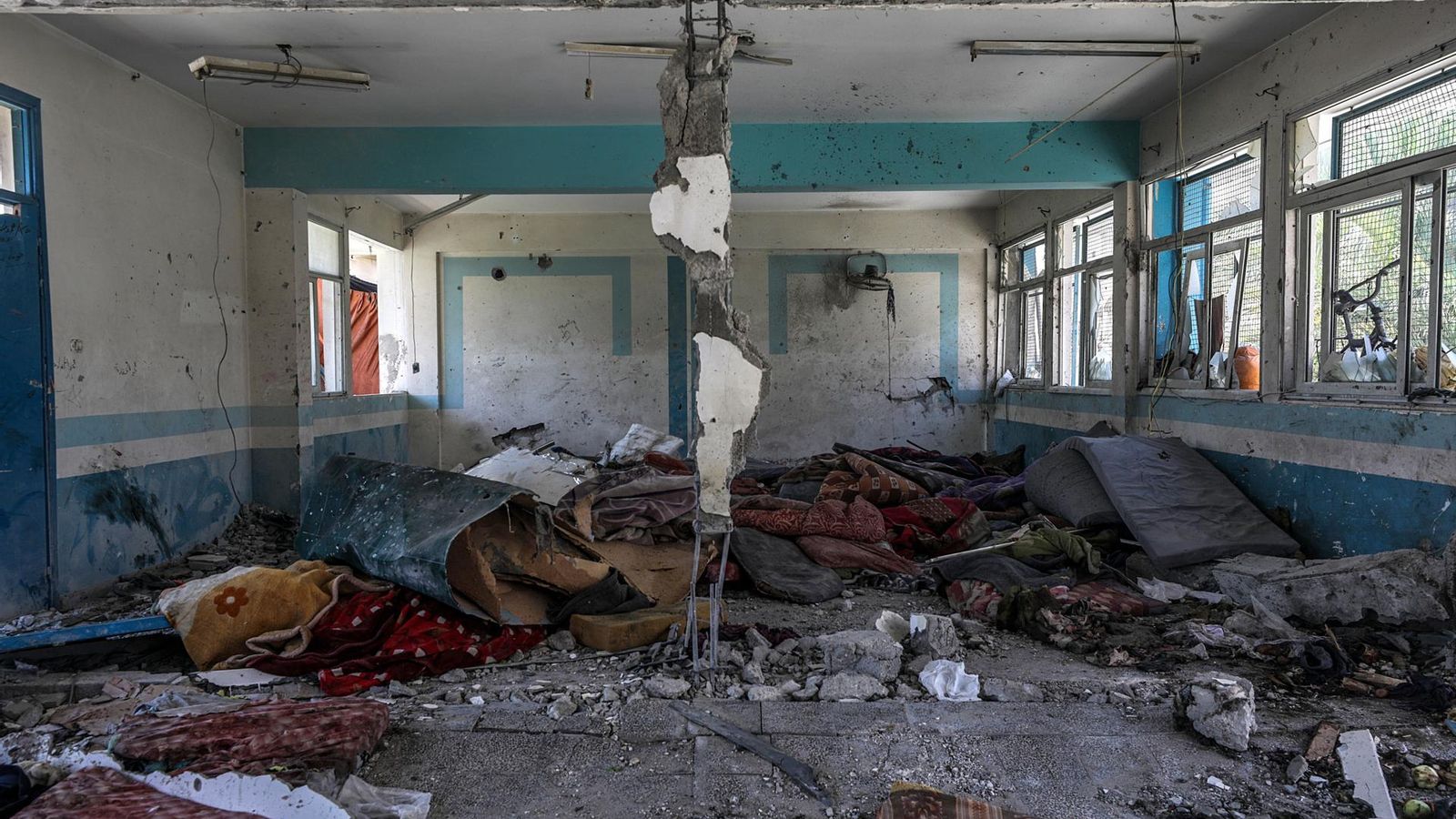 Imatge de com ha quedat l'escola, que donava recer a desenes de palestins