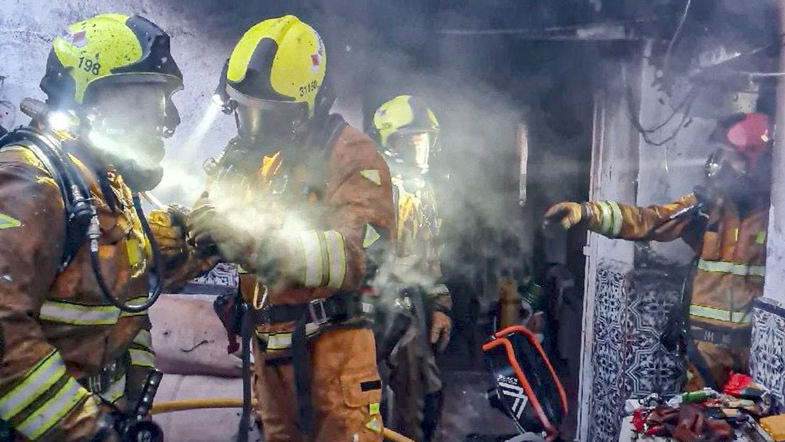 Imatge d'arxiu dels bombers d'Alacant durant un incendi en un habitatge